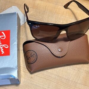 Ray-Ban Black Sunglasses with Brown Case